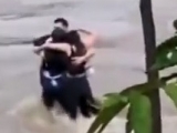 Amigos se abraçam antes de serem arrastados por enchente